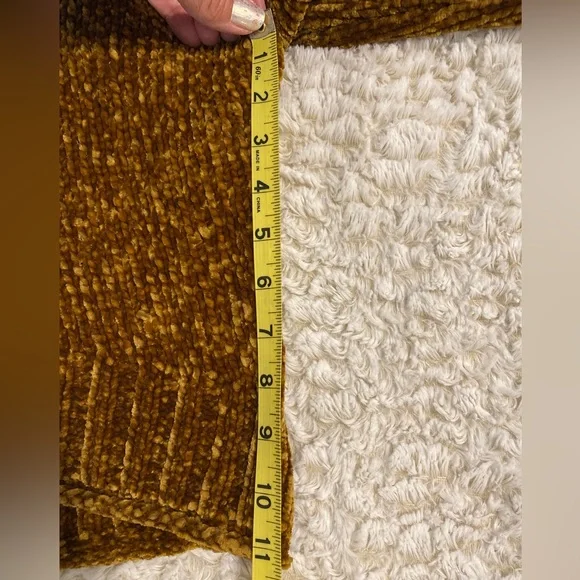 Zara Women’s Size M Chenille Cropped Boxy Sweater in a Golden Brown - Picture 3 of 4